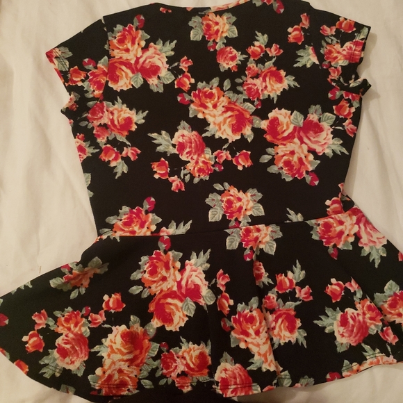 Rose shirt with black background - Picture 4 of 6